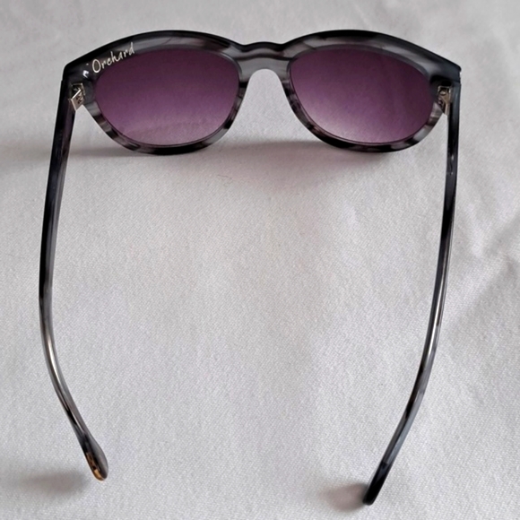 Elizabeth and James sunglasses - Picture 2 of 3